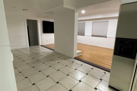 Villa ou maison à louer à Miami, Floride: 3 chambres, 209.12 m2 № 1943186 - photo 11