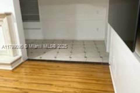 Villa ou maison à louer à Miami, Floride: 3 chambres, 209.12 m2 № 1943186 - photo 3