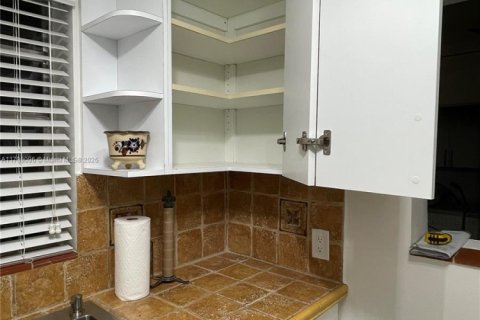 Villa ou maison à louer à Miami, Floride: 3 chambres, 209.12 m2 № 1943186 - photo 18