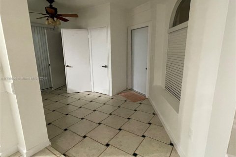 Villa ou maison à louer à Miami, Floride: 3 chambres, 209.12 m2 № 1943186 - photo 9