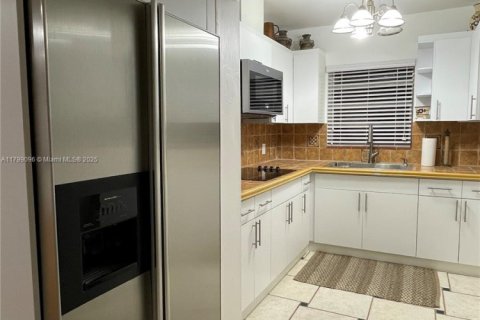 Villa ou maison à louer à Miami, Floride: 3 chambres, 209.12 m2 № 1943186 - photo 13