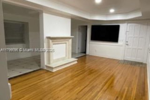 Villa ou maison à louer à Miami, Floride: 3 chambres, 209.12 m2 № 1943186 - photo 2