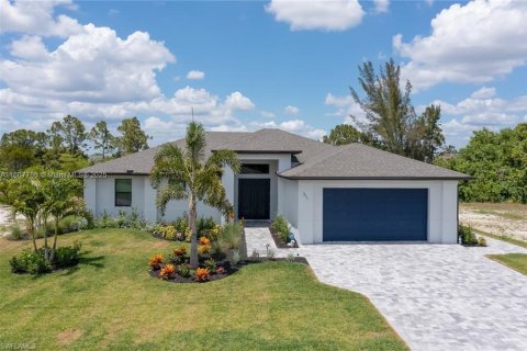 House in Cape Coral, Florida 4 bedrooms № 1748179 - photo 1
