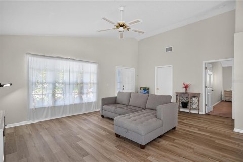 House in Lutz, Florida 4 bedrooms, 157.1 sq.m. № 2287146 - photo 6