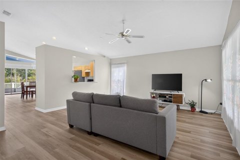 House in Lutz, Florida 4 bedrooms, 157.1 sq.m. № 2287146 - photo 8