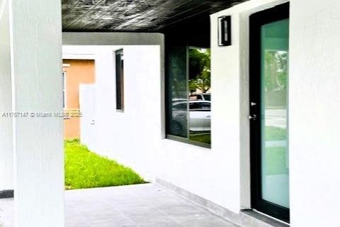 House in Miami, Florida 3 bedrooms № 1874563 - photo 4