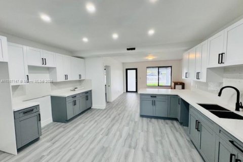 House in Miami, Florida 3 bedrooms № 1874563 - photo 5