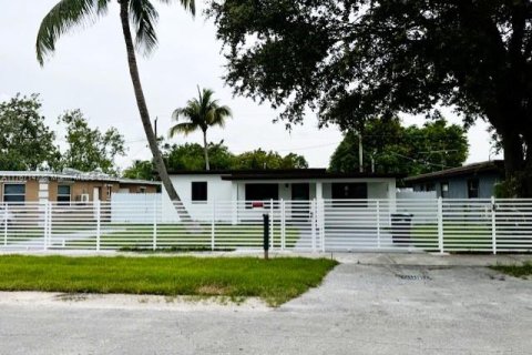 House in Miami, Florida 3 bedrooms № 1874563 - photo 2