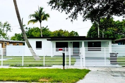 House in Miami, Florida 3 bedrooms № 1874563 - photo 1