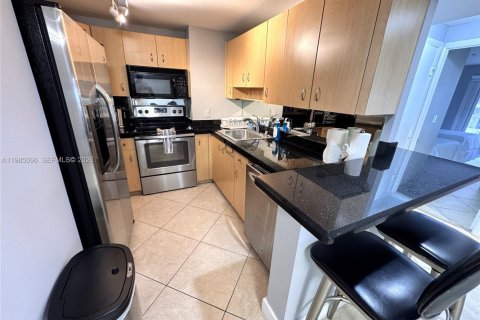 Condominio en venta en Surfside, Florida, 2 dormitorios, 91.69 m2 № 2050878 - foto 4