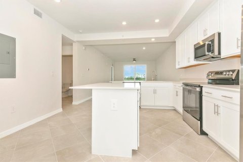 Condo in Venice, Florida, 2 bedrooms in WELLEN PARK  № 2214350 - photo 11