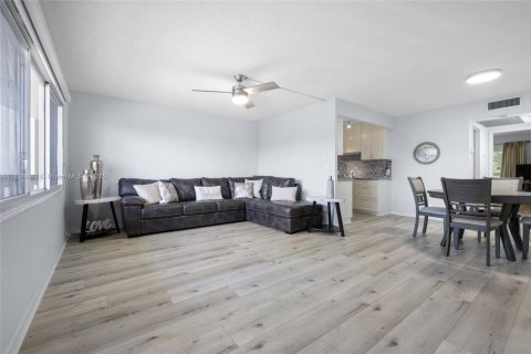Condominio en venta en Deerfield Beach, Florida, 1 dormitorio, 68.56 m2 № 1984506 - foto 2