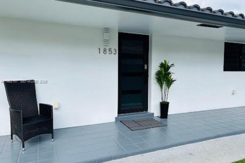 Commercial property in Miami, Florida 235.41 sq.m. № 2089958 - photo 2