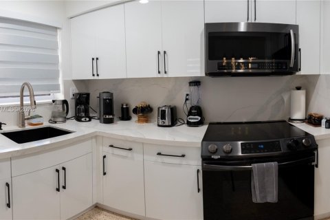 Commercial property in Miami, Florida 235.41 sq.m. № 2089958 - photo 10