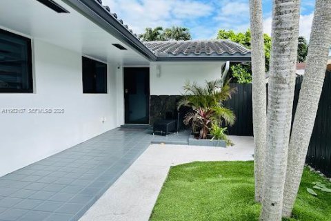 Commercial property in Miami, Florida 235.41 sq.m. № 2089958 - photo 3
