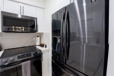 Commercial property in Miami, Florida 235.41 sq.m. № 2089958 - photo 11