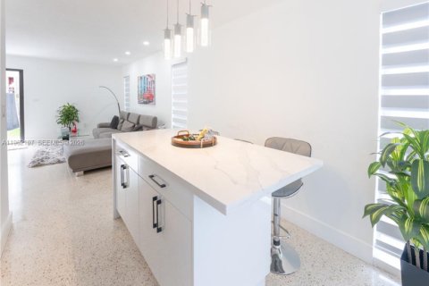 Commercial property in Miami, Florida 235.41 sq.m. № 2089958 - photo 9