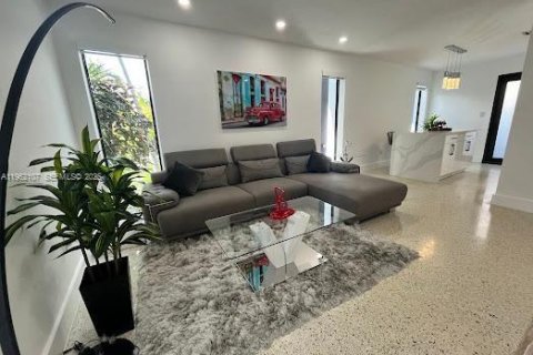 Commercial property in Miami, Florida 235.41 sq.m. № 2089958 - photo 7