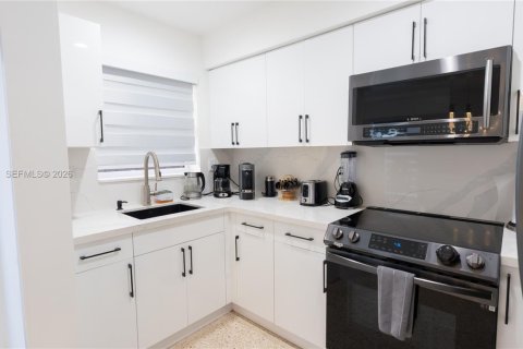 Commercial property in Miami, Florida 235.41 sq.m. № 2089958 - photo 12