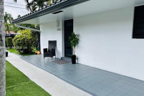 Commercial property in Miami, Florida 235.41 sq.m. № 2089958