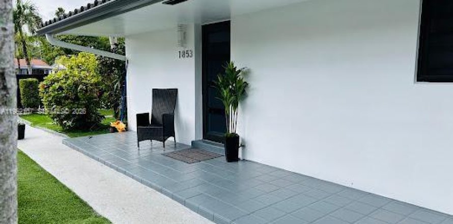 Commercial property in Miami, Florida 235.41 sq.m. № 2089958
