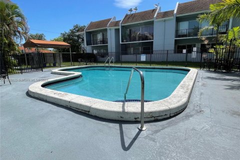Condo in Miami, Florida, 2 bedrooms  № 1880270 - photo 11