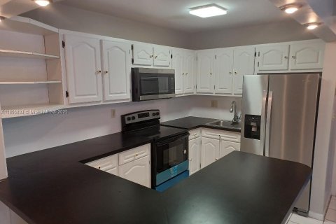Condo in Miami, Florida, 2 bedrooms  № 1880270 - photo 7