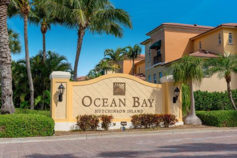 Townhouse in Jensen Beach, Florida 3 bedrooms, 220.55 sq.m. № 827892 - photo 1