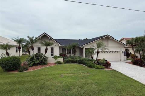 House in Punta Gorda, Florida 3 bedrooms, 194.07 sq.m. № 2402763