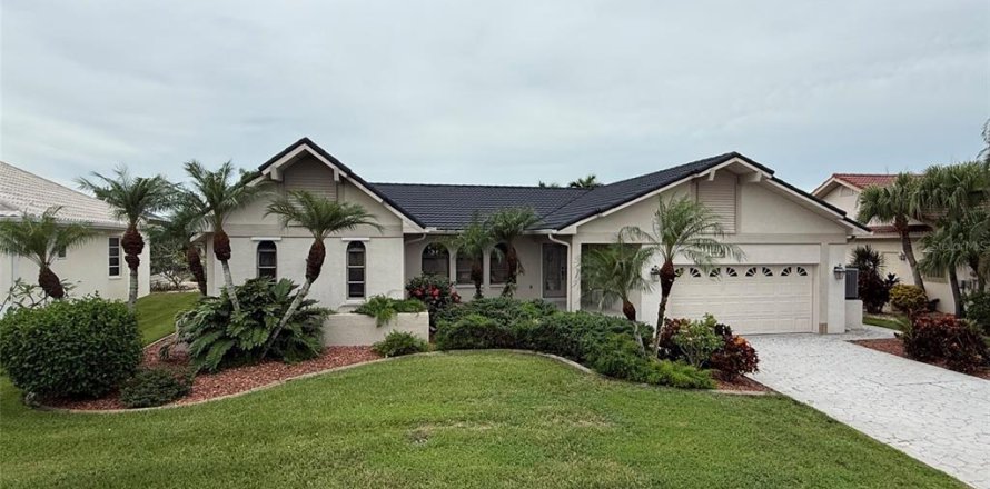 House in Punta Gorda, Florida 3 bedrooms, 194.07 sq.m. № 2402763