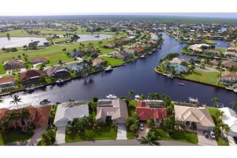 House in Punta Gorda, Florida 3 bedrooms, 194.07 sq.m. № 2402763 - photo 2