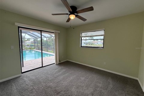 House in Punta Gorda, Florida 3 bedrooms, 194.07 sq.m. № 2402763 - photo 21