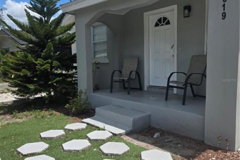 House in Tampa, Florida 4 bedrooms, 97.55 sq.m. № 2123186 - photo 2