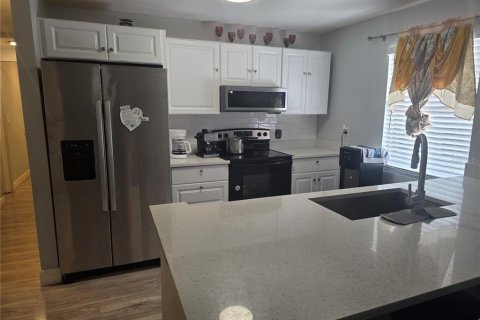 House in Tampa, Florida 4 bedrooms, 97.55 sq.m. № 2123186 - photo 7
