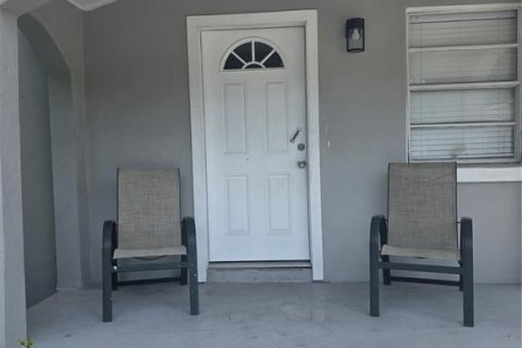 Casa en Tampa, Florida 4 dormitorios, 97.55 m2 № 2123186