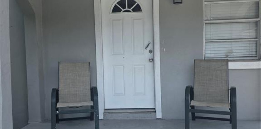 House in Tampa, Florida 4 bedrooms, 97.55 sq.m. № 2123186