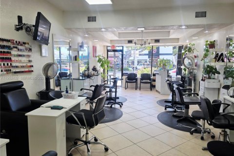 Commercial property in Miami, Florida № 2025747 - photo 7