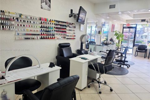Commercial property in Miami, Florida № 2025747 - photo 3