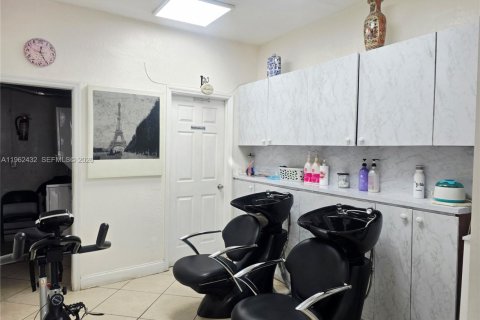 Commercial property in Miami, Florida № 2025747 - photo 6