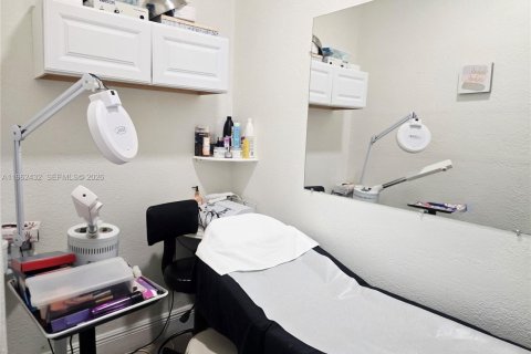 Commercial property in Miami, Florida № 2025747 - photo 4