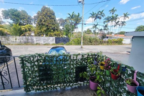 Commercial property in Miami, Florida № 2025747 - photo 10