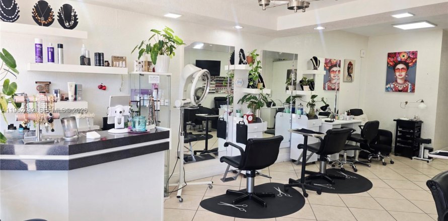 Commercial property in Miami, Florida № 2025747