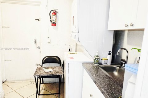 Commercial property in Miami, Florida № 2025747 - photo 11
