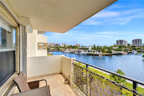 Copropriété à louer à Hallandale Beach, Floride: 1 chambre, 85.93 m2 № 2091373 - photo 3