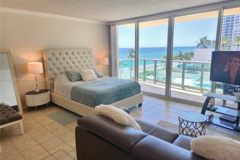 Condominio en alquiler en Hollywood, Florida, 44.78 m2 № 1977576 - foto 1