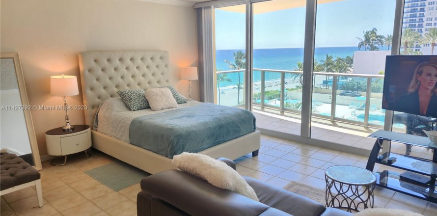 Estudio en el Condominio en Hollywood, Florida  № 1977576
