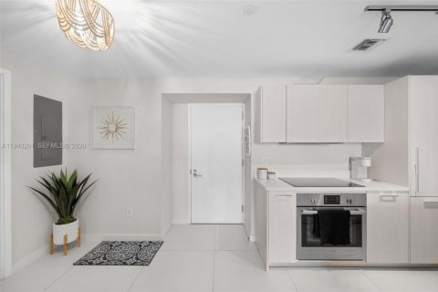 Condominio en alquiler en Miami, Florida, 1 dormitorio, 61.5 m2 № 2088627 - foto 2