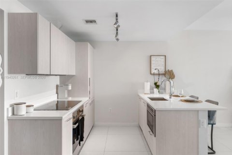 Condominio en alquiler en Miami, Florida, 1 dormitorio, 61.5 m2 № 2088627 - foto 5