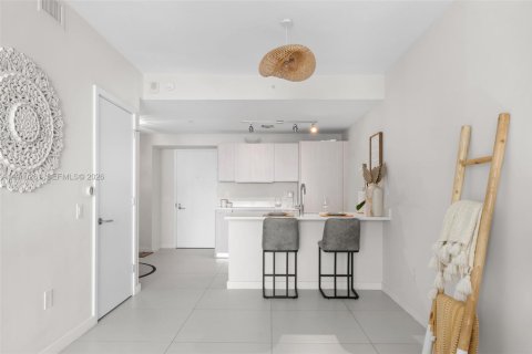 Condominio en alquiler en Miami, Florida, 1 dormitorio, 61.5 m2 № 2088627 - foto 11