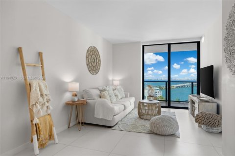 Condominio en alquiler en Miami, Florida, 1 dormitorio, 61.5 m2 № 2088627 - foto 1